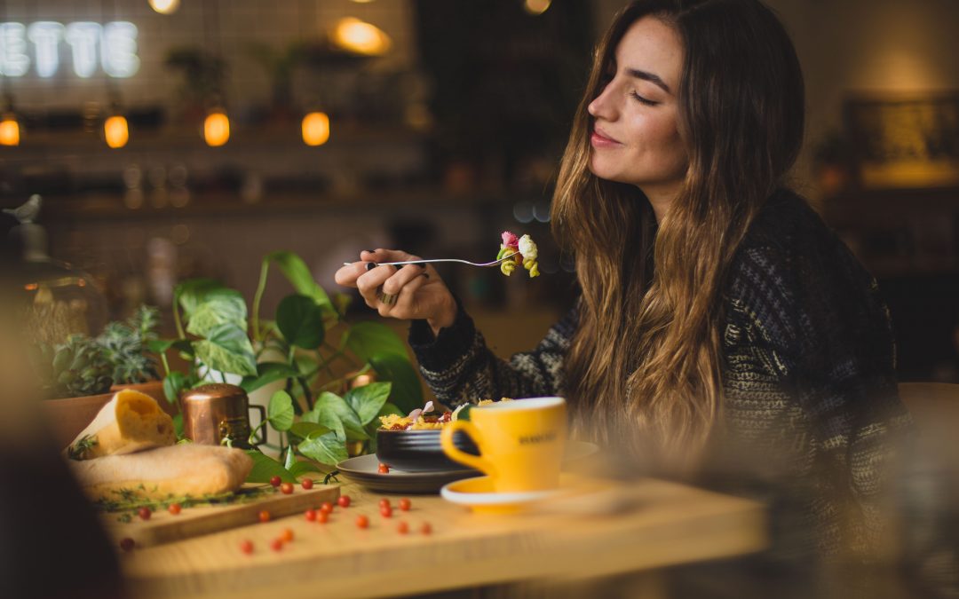 7 Simple Ways To Eat More Mindfully